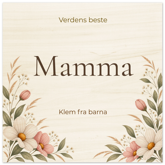 Personlig plakat til mamma i tre med teksten "Verdens beste Mamma", navn på giverne og blomstermønster i grønt og beige