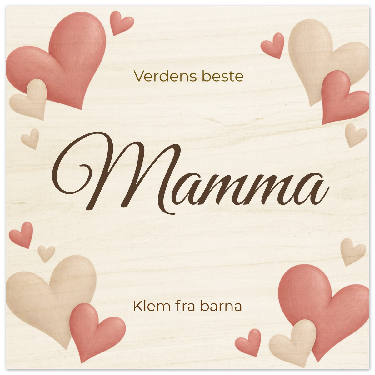 Personlig plakat til mamma i tre med teksten "Verdens beste Mamma", navn på giverne og hjertemønster i rosa og beige