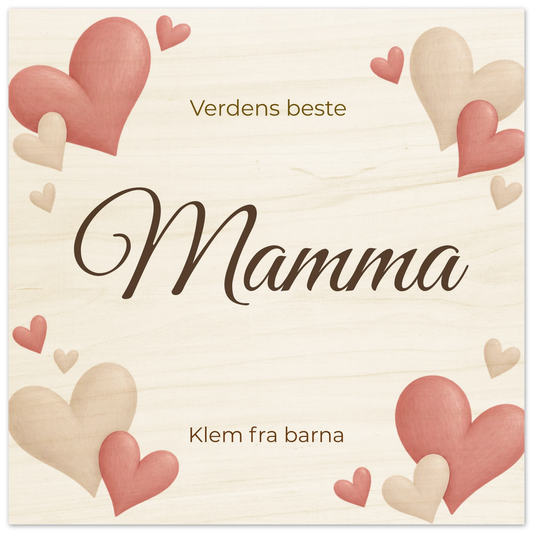 Personlig plakat til mamma i tre med teksten "Verdens beste Mamma", navn på giverne og hjertemønster i rosa og beige