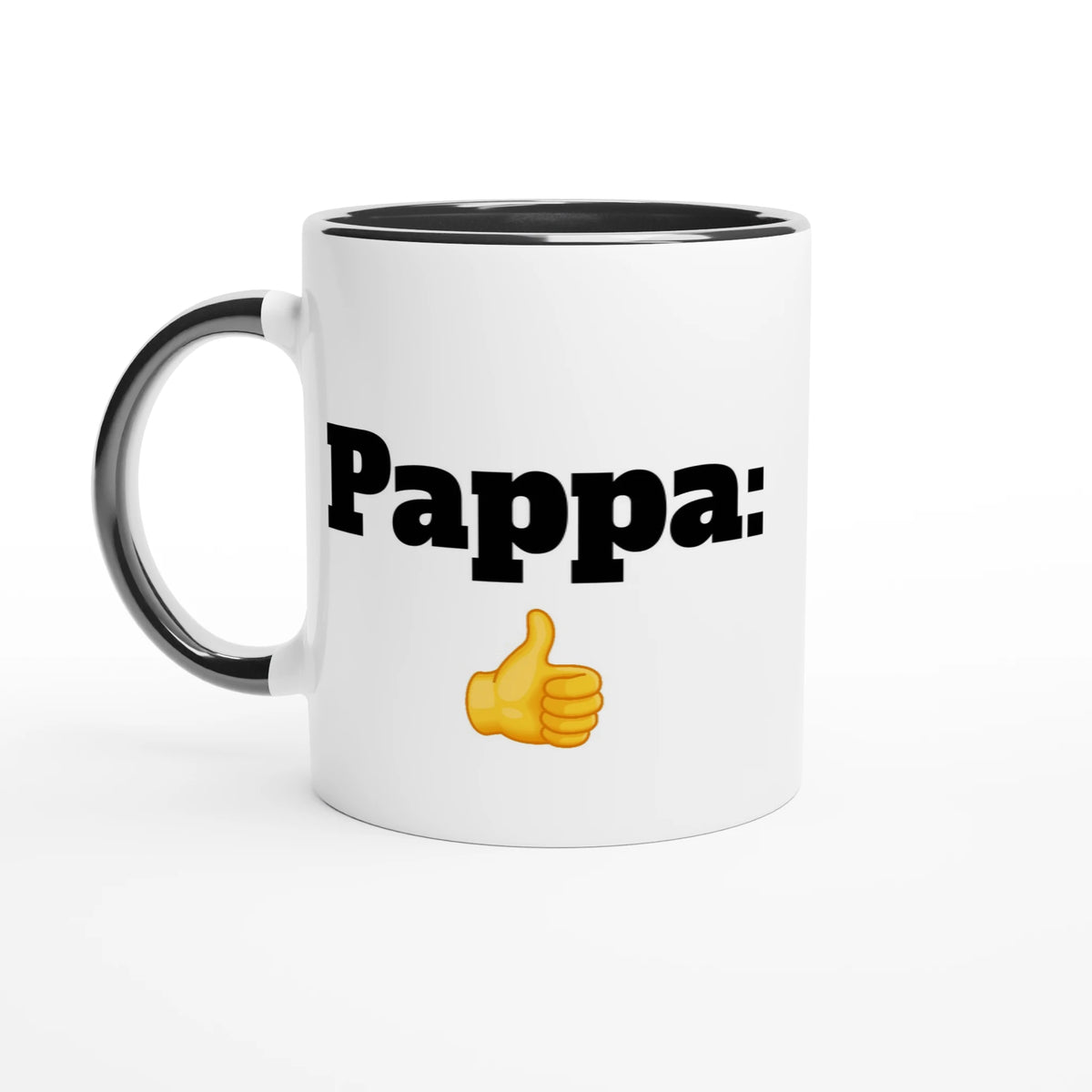Hvitt krus med svart hank og innside, tekst "Pappa:" og tommel opp-emoji