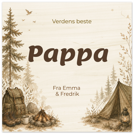 Personlig plakat til pappa i tre med teksten "Verdens beste Pappa", navn på giverne og skog- og teltmotiv i beige/brune toner
